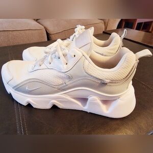 Nike Shoes White sz 11